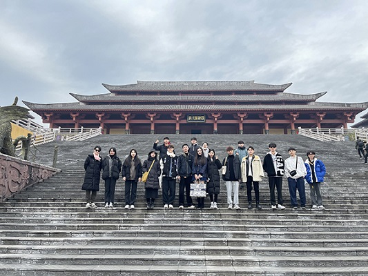 传媒师生于秦王宫.png