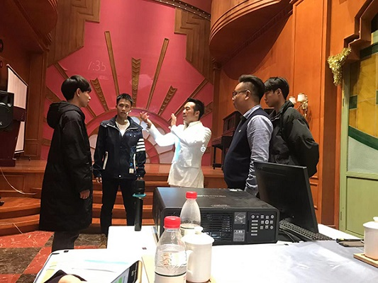 学生们在导演石翔龙、演员周鹏的大师课上学习.png