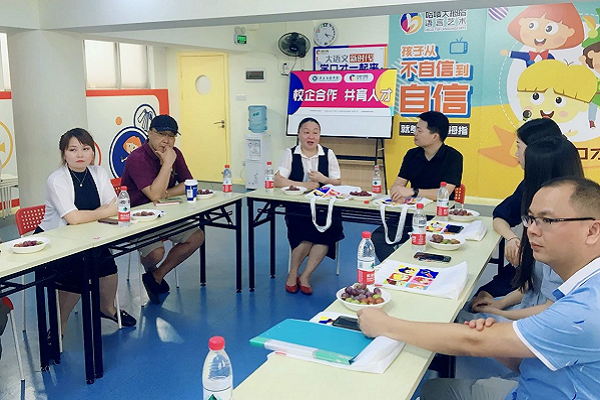 大拇指老师向传媒学院老师做介绍.png