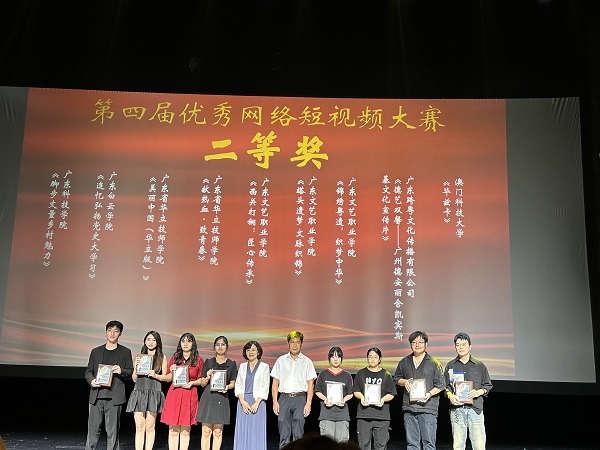 我院获“二等奖”获奖选手领奖(左二).jpg