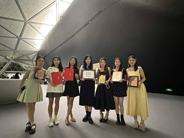 获奖选手与指导教师现场合影.jpg