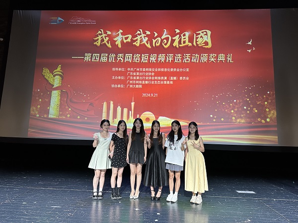 颁奖现场获奖学生合照.jpg